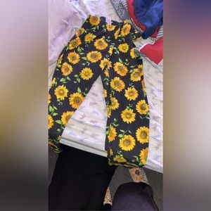 Sunflower leggings size large. don’t fit me anymore
